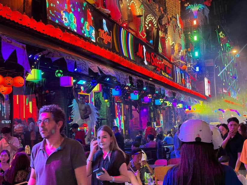 Acoustics Live Music And Saigon Night Life Street Food Tour - A night that combines food streets and a music room
