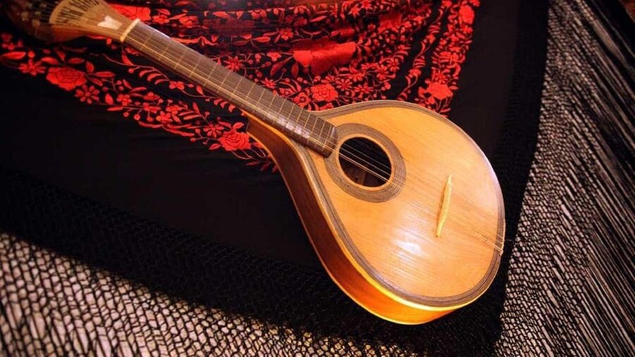 All-inclusive Fado Tour: Show & Dinner. Lisbon at Night - Portuguese dinner with wine and Fado