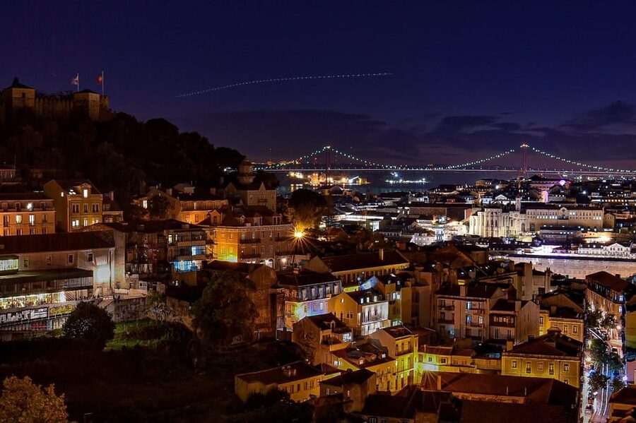 All-inclusive Fado Tour: Show & Dinner. Lisbon at Night - The viewpoint and Lisbon after dark