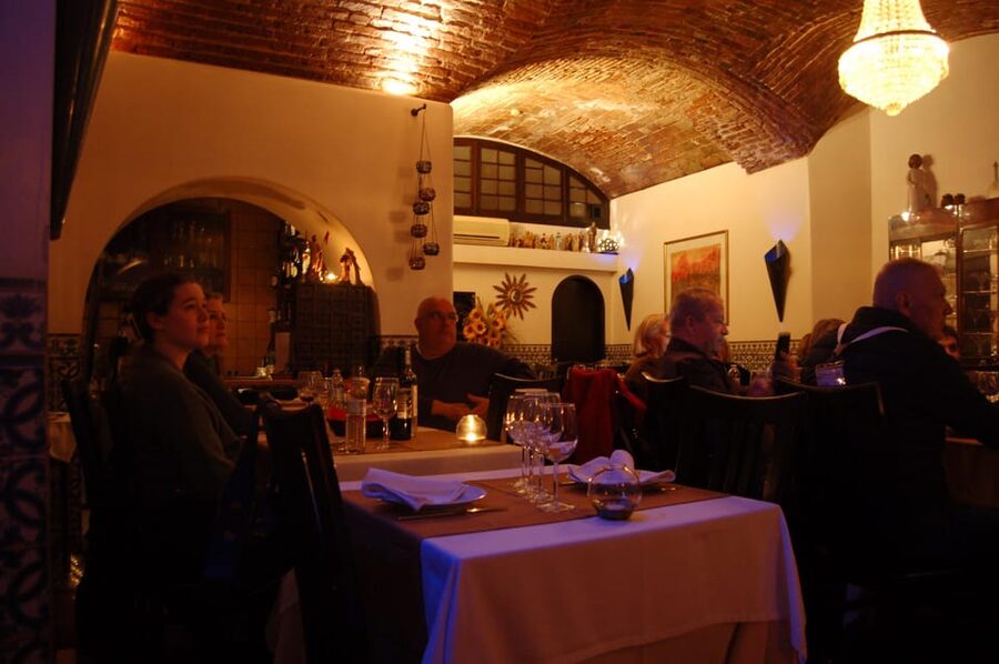 All-inclusive Fado Tour: Show & Dinner. Lisbon at Night - Starting in Lisbon by private car