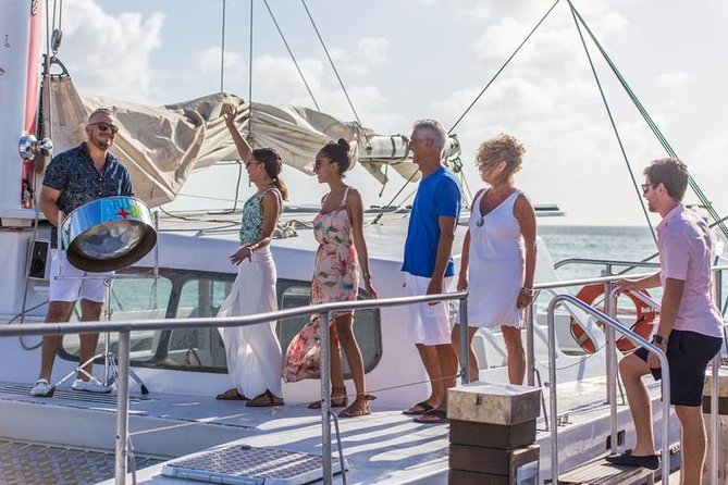 Aruba Sunset Sail with Caribbean Dinner and Live Music - Music and crew make the evening