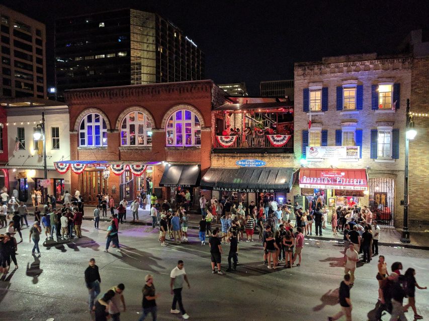 Austin: Downtown Live Music Pub Crawl - The guides make the route more than a bar crawl