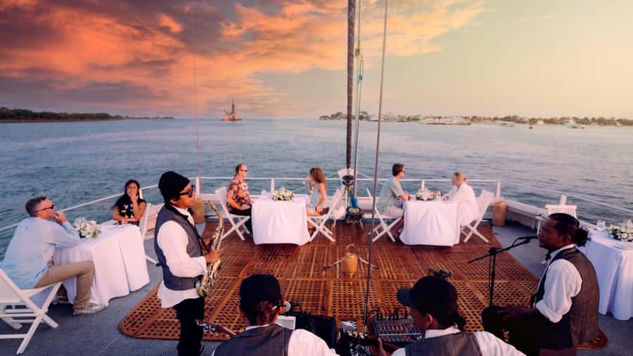 Bali/Benoa: 5-Course Romantic Evening Cruise With Live Music - The five-course dinner