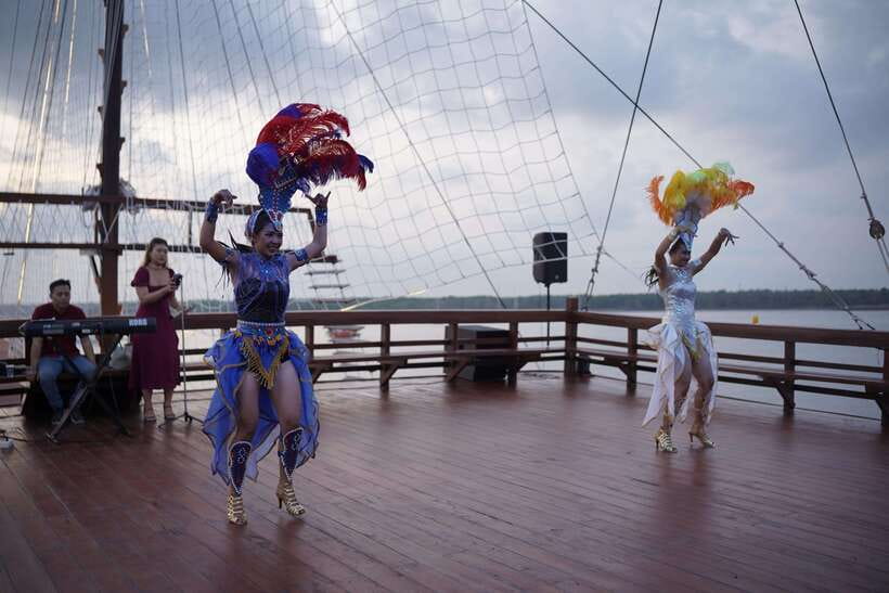 Bali Phinisi Cruise: Sunset Dinner with Live Music & Buffet - Live music, games, and fire performances