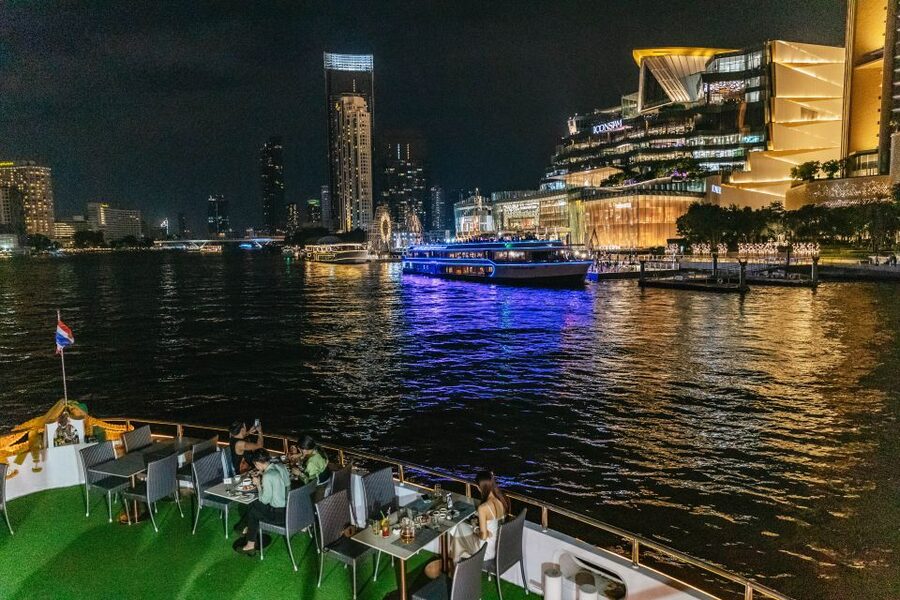 Bangkok: Alangka Luxury Buffet Dinner Cruise With Live Music - The buffet: plenty of choice, with busy moments