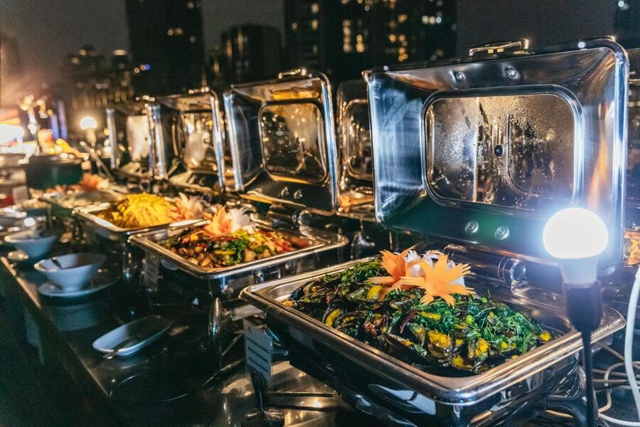 Bangkok: Alangka Luxury Buffet Dinner Cruise With Live Music - The upper deck versus the lower deck