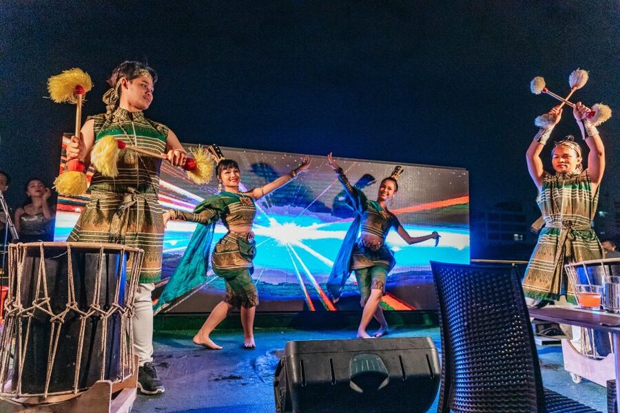 Bangkok: Alangka Luxury Buffet Dinner Cruise With Live Music - Who will enjoy the Alangka cruise most?