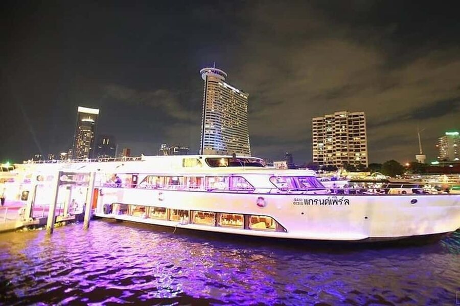 Bangkok: Evening Dinner Cruise with Live Music Chao Phraya - Choosing the right pier and transfer