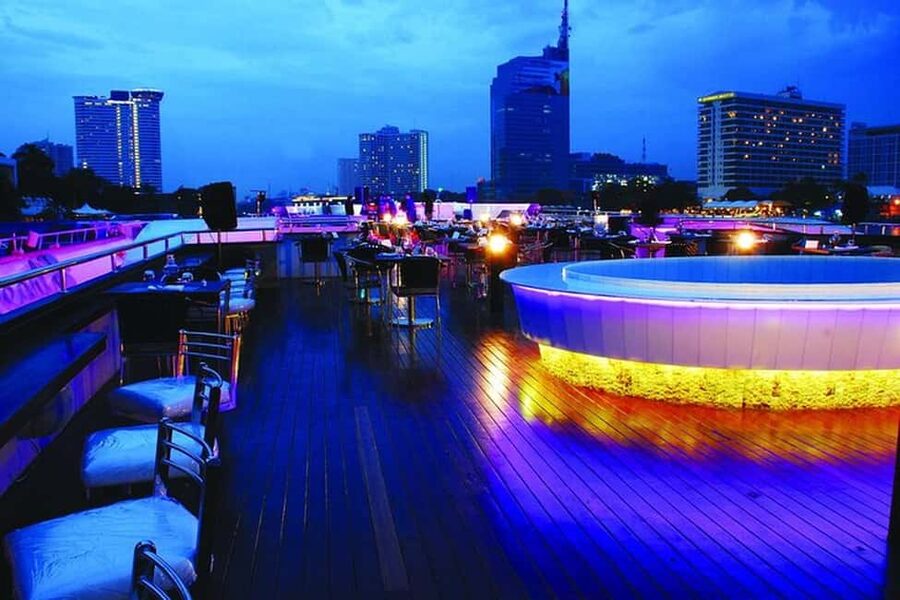 Bangkok: Evening Dinner Cruise with Live Music Chao Phraya - Who will enjoy this cruise most