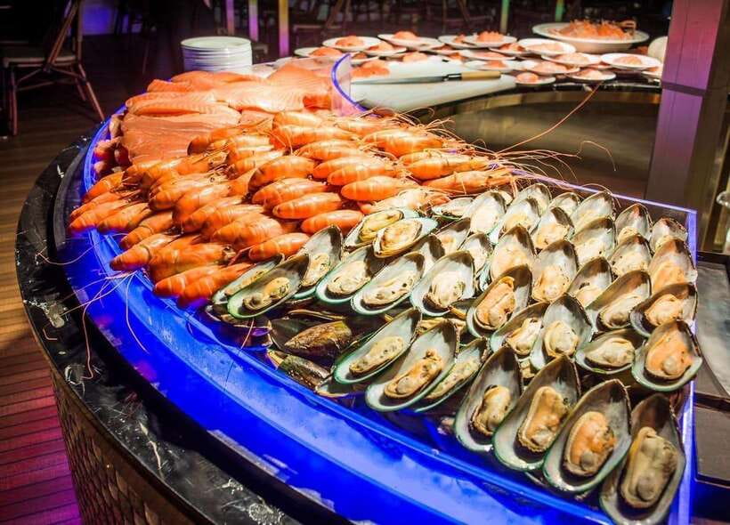 Bangkok: Royal Princess River Dinner Cruise with Live Music - The buffet: broad choice, busy opening minutes