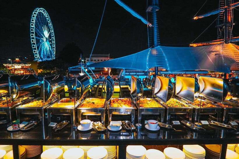 Bangkok: Royal Princess River Dinner Cruise with Live Music - Live music, dancing, and the evening mood