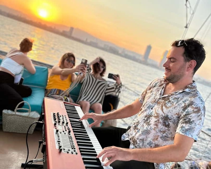 Barcelona: Sunset Sailing Cruise with Live Music - Sunset timing and the changing light