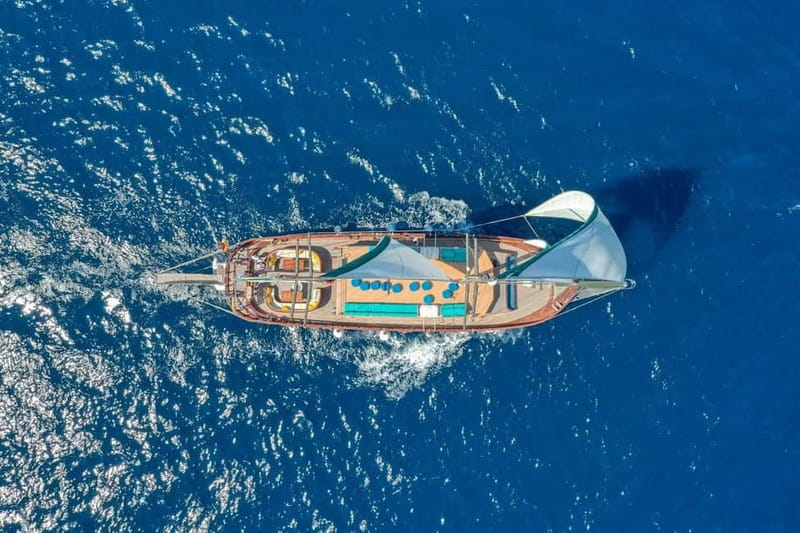Barcelona: Sunset Sailing Cruise with Live Music - Live music that changes the mood
