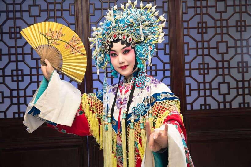 Beijing: Traditional Cultural Show Peking Opera Tickets - Watching the actors prepare before 7:30 PM
