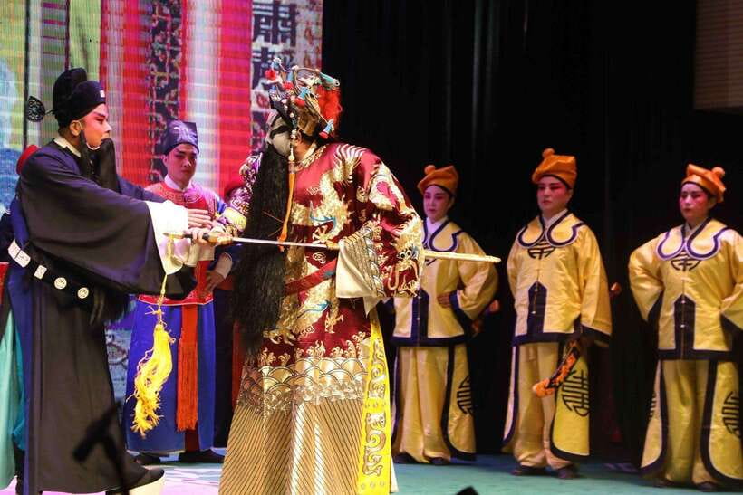 Beijing: Traditional Cultural Show Peking Opera Tickets - Food, drinks, and the evening plan