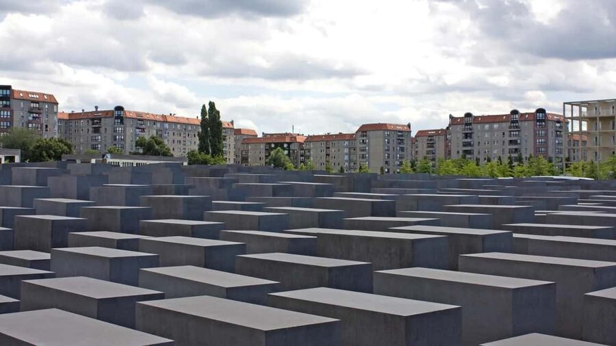 Berlin: Historical Walking Tour with Live Music - Starting at Pariser Platz and the Brandenburg Gate