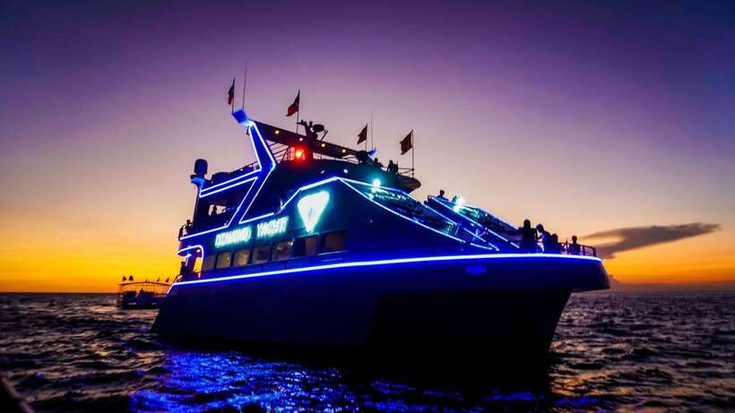 Boracay: Scenic Sunset Cruise with Live Music - Arriving at White Beach and boarding the yacht