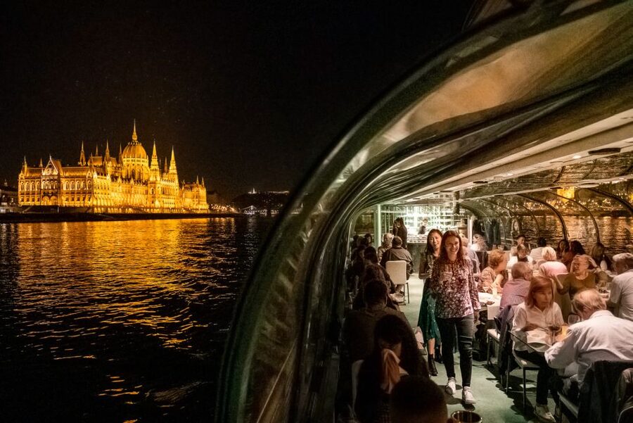 Budapest: Candlelit Dinner River Cruise with Live Music - Choosing the best table for your evening