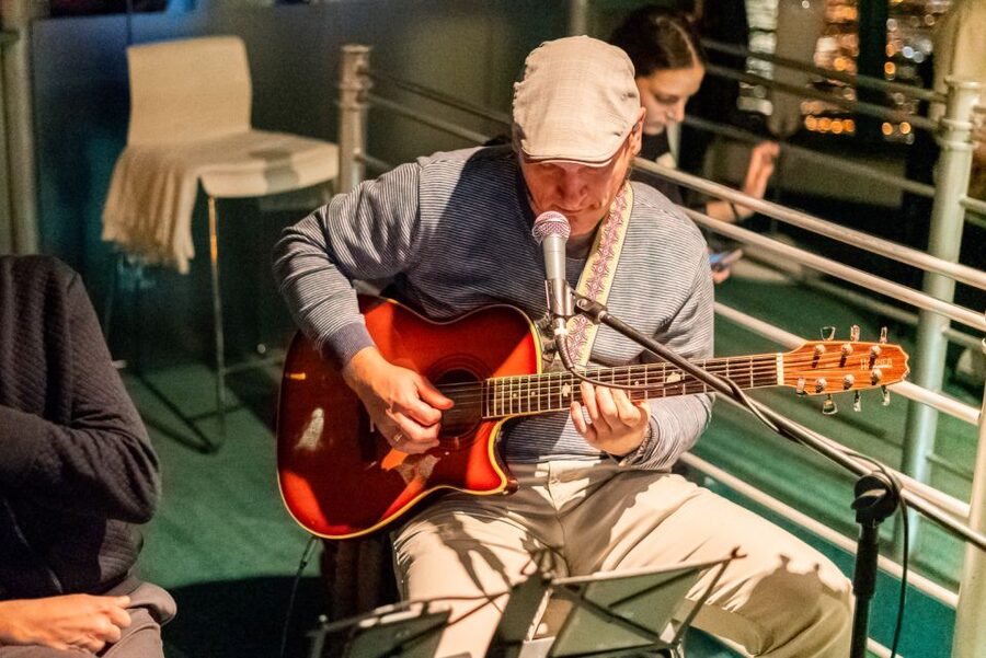 Budapest: Candlelit Dinner River Cruise with Live Music - What the $129 price buys you