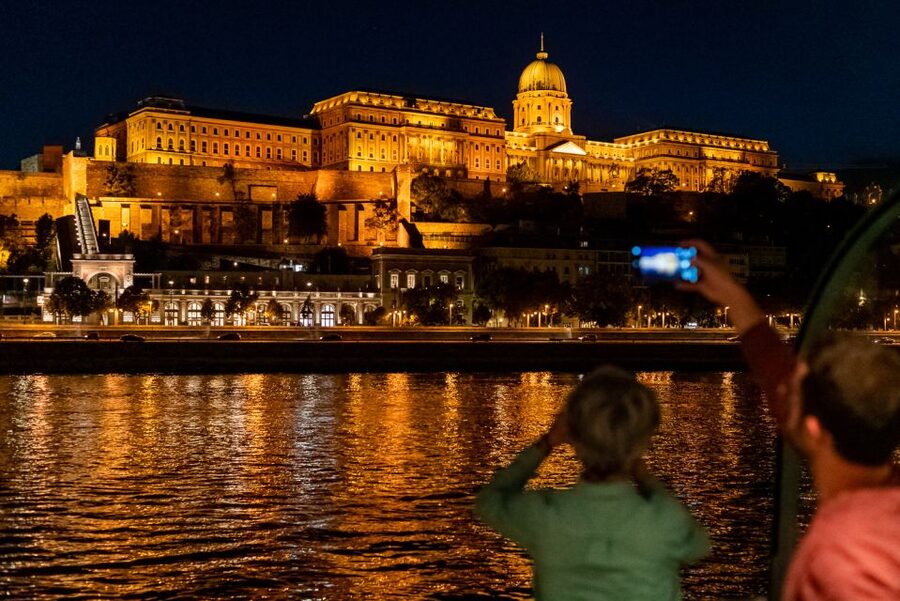 Budapest: Candlelit Dinner River Cruise with Live Music - Dock 7 and the first drink onboard