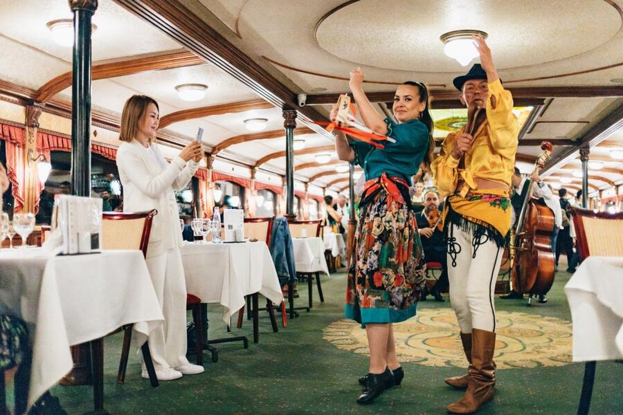 Budapest: Dinner Cruise with Live Music and Folk Dance Show - Citadella and Gellért Hill