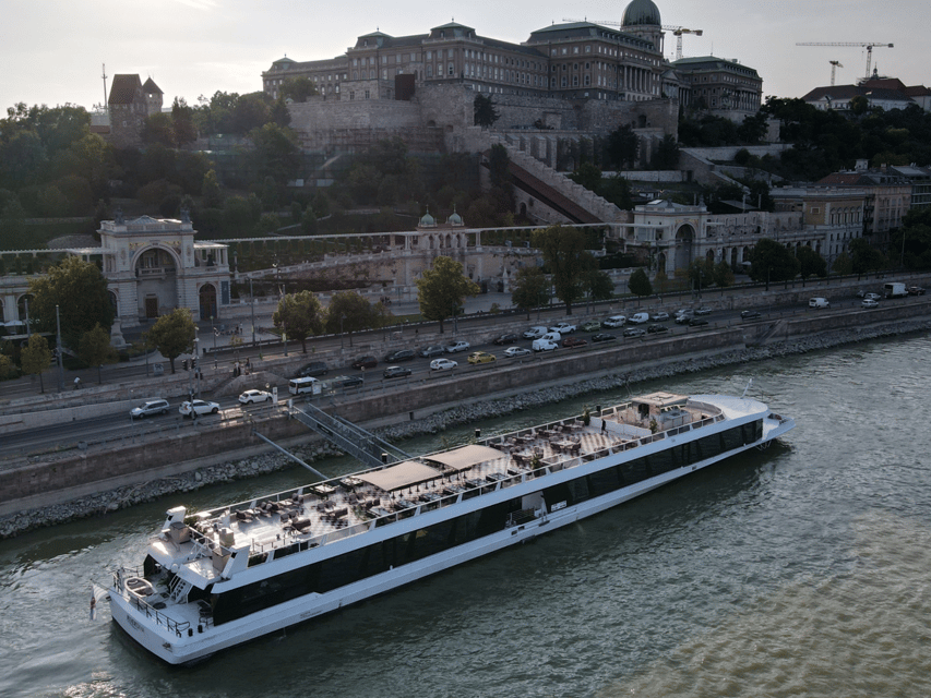 Budapest: Dinner Cruise with Live Music & Unlimited Drinks - Unlimited drinks, from Prosecco to cocktails