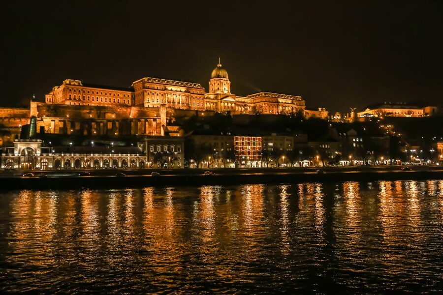 Budapest: Evening Cruise including Drinks and Live Music - Buda Castle, Matthias Church, and Fisherman’s Bastion