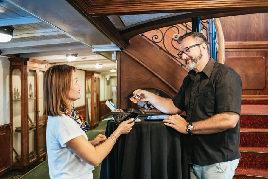 Budapest: Evening Cruise including Drinks and Live Music - Drinks, Seating, and the Real Value of the $24 Price