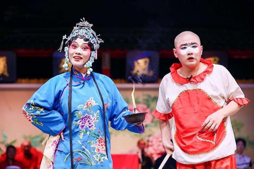 Chengdu: Sichuan Opera Face-Changing and Acrobatics Show - Costume, makeup, and photographs