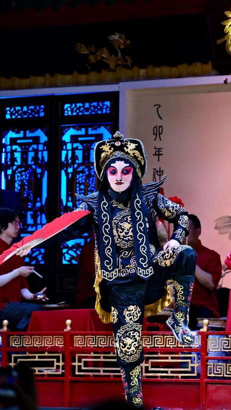 Chengdu: Sichuan Opera Face-Changing and Acrobatics Show - A 1.5-hour evening at Shufeng Yayun
