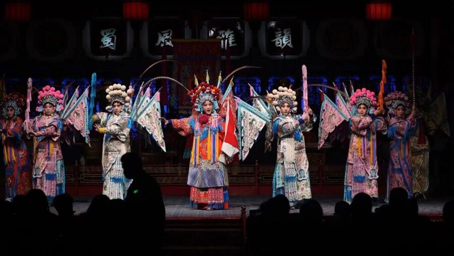 Chengdu: Sichuan Opera Shu Feng Yan Yun Evening Show Ticket - What the evening feels like for non-Chinese speakers