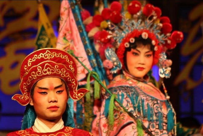 Chengdu Signature Opera Face Changing and Tea - VIP extras: costumes, bodywork, or a keepsake
