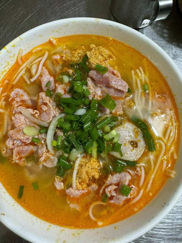 Da Nang City Street Food Tour With Live Music Tien Sa Show - Why this Da Nang evening works so well