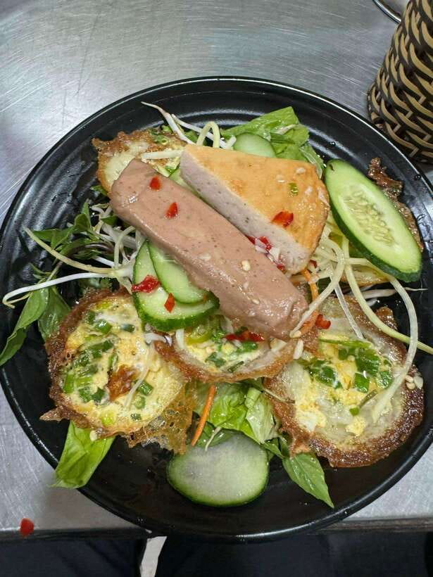 Da Nang City Street Food Tour With Live Music Tien Sa Show - Choosing between restaurants and street vendors