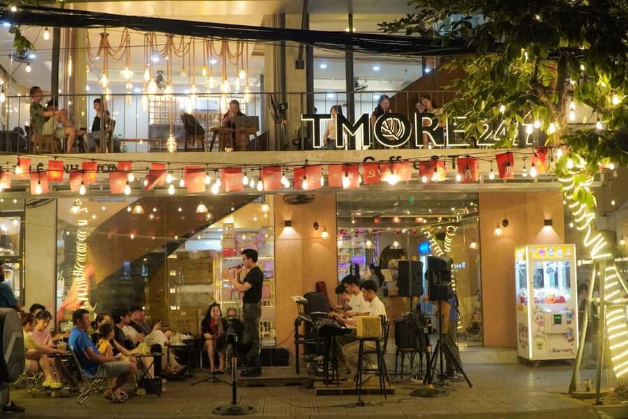Da Nang: Michelin Food Tour with Live Music - Two hours through Hai Chau