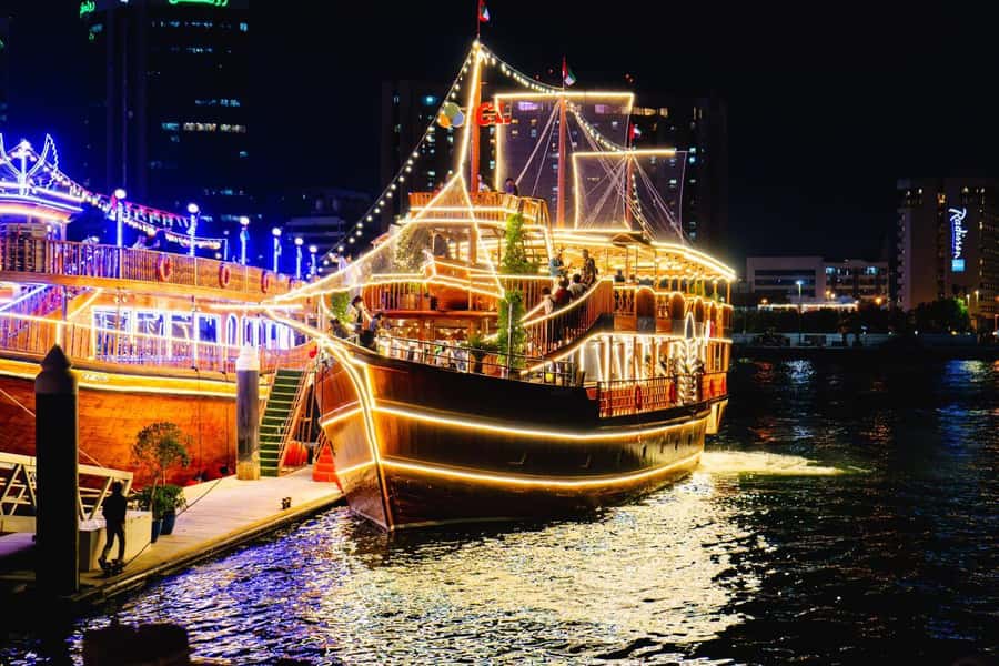 Dubai: Luxury Dinner Cruise with Live Music - A gentle night on Dubai Creek