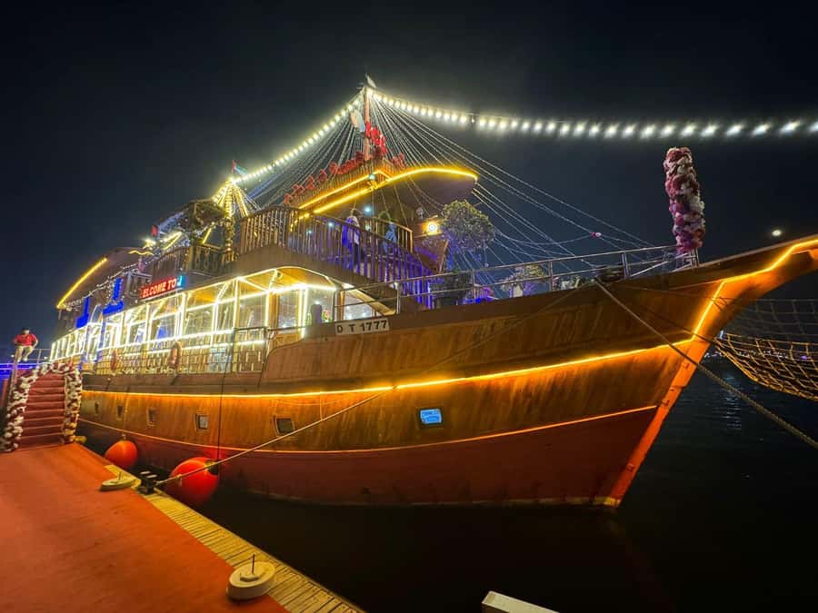Dubai: Luxury Dinner Cruise with Live Music - Tanoura dancing, live music, and the entertainment question