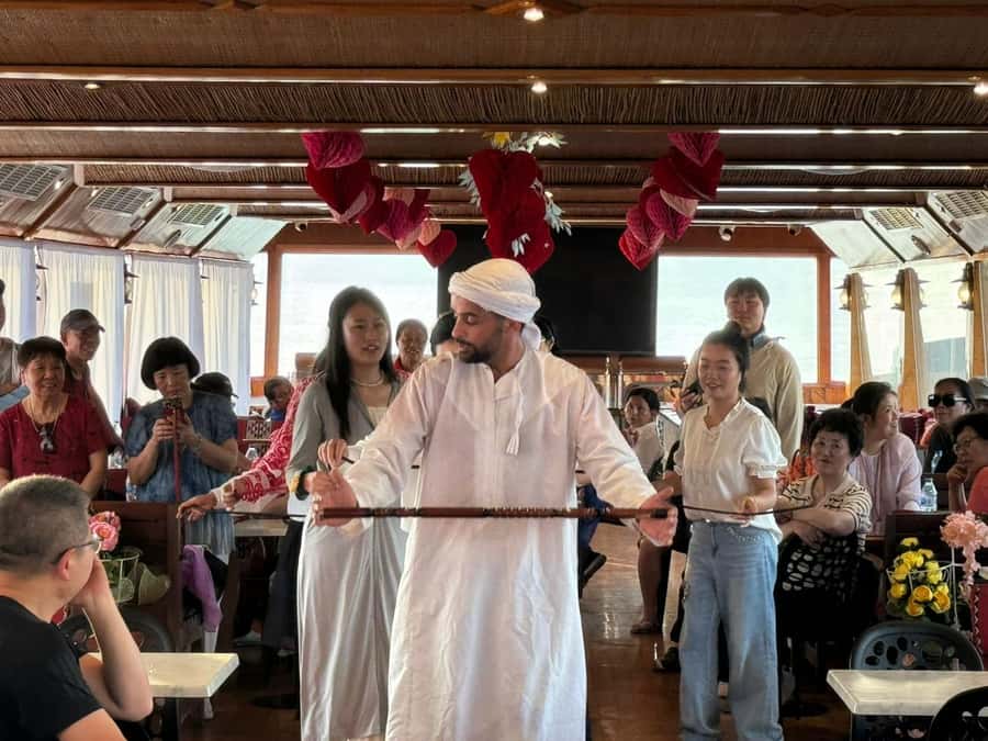 Dubai: Luxury Dinner Cruise with Live Music - The meeting point deserves extra care