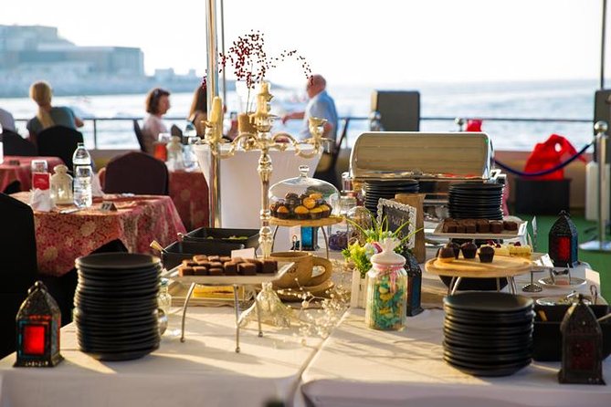 Dubai Marina Dinner Cruise with Live Music & Open Bar - What the Dubai Marina cruise is really like
