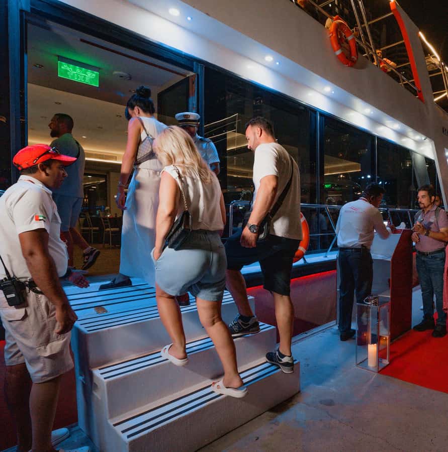 Dubai: Sunset or Dinner Cruise with Live Music & Open Bar - The open bar is a major part of the value