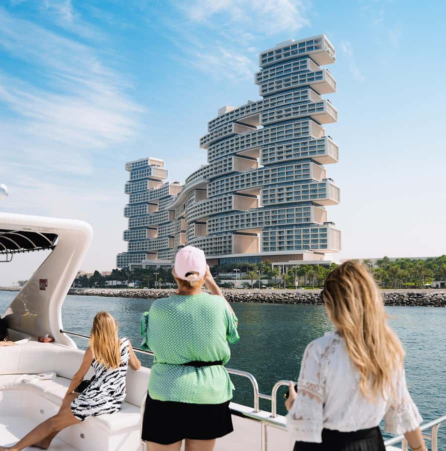 Dubai: Superyacht Experience with Live Music & Drinks - Timing, weather, and practical comfort
