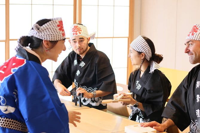 Easy for everyone! Now you can play handmade mini shamisen and show off to everyone! Musical instruments, sweets and live music - Making a mini shamisen near Tokorozawa Station