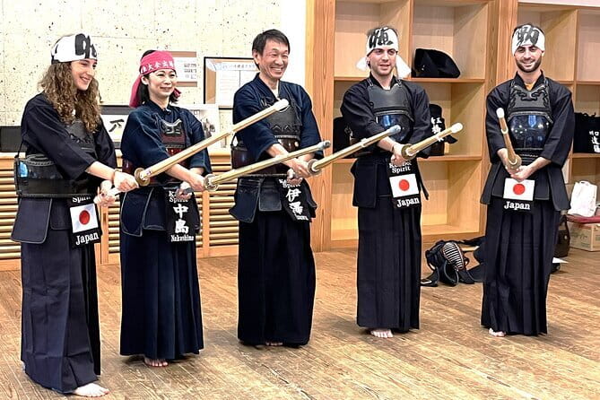 Easy for everyone! Now you can play handmade mini shamisen and show off to everyone! Musical instruments, sweets and live music - How the price compares with the experience