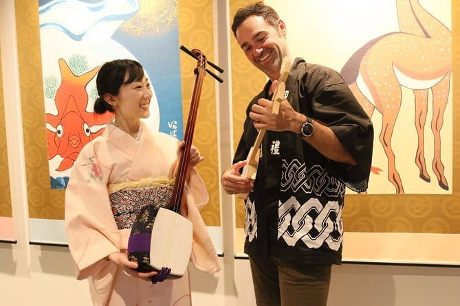 Easy for everyone! Now you can play handmade mini shamisen and show off to everyone! Musical instruments, sweets and live music - Who will enjoy this shamisen workshop most