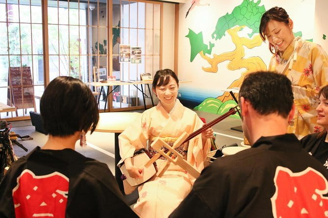 Easy for everyone! Now you can play handmade mini shamisen and show off to everyone! Musical instruments, sweets and live music - Assembling the mini shamisen in about 20 minutes