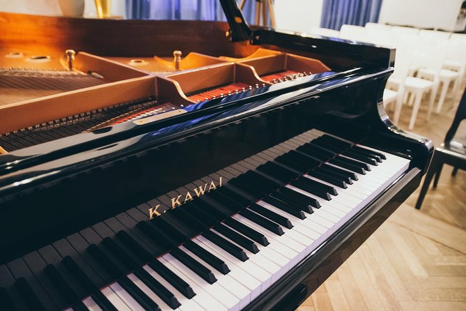 Everyday Chopin Concert at 7 PM with candlelight by the Castle - The pre-concert welcome: mead, apple juice, and a little breathing room