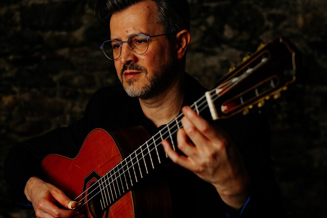 Fado Show with Wine and History in Madeira - The sound of Portuguese and classical guitars
