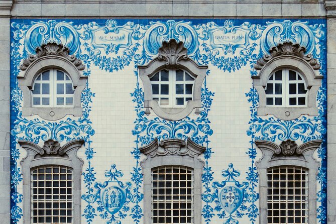 Fado Tour with Guide, Dinner & Live Show in Porto - What the guide adds to a fado performance