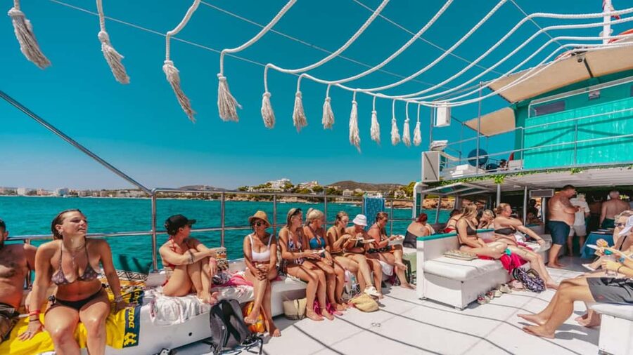 From Magaluf: Palma Bay Sightseeing Cruise with Live Music - What this Magaluf to Palma cruise is really like