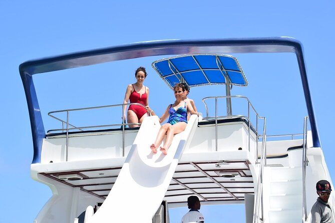 From Punta Cana: Party Boat + Snorkeling Live Music Drink Open B - The sandbar and floating bar stop